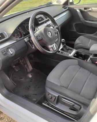 Volkswagen Passat cena 37800 przebieg: 209000, rok produkcji 2012 z Toruń małe 137